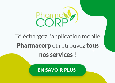 Un homme utilisant l'application Pharmacorp et ses services sur son téléphone